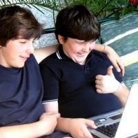 gambar anak dengan laptop