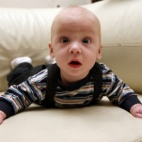 Tips Menangani Bayi Autis Sejak Dini